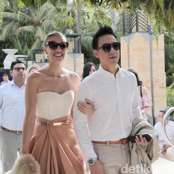 <p>Viola juga tampak cantik dan anggun ketika mengenakan dress kombinasi warna putih dan cokelat muda. Foto ini diambil ketika Viola dan Daniel menghadiri pernikahan Edric Tjandra. (Foto: Hanif Hawari/ detikcom)</p>