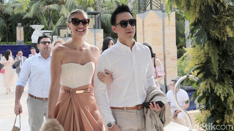 Berita terpopuler hari ini, dari potret Hari Ibu keluarga Jokowi, doa Wishnutama untuk putrinya, sampai alasan Daniel Mananta tak pernah posting foto istri.