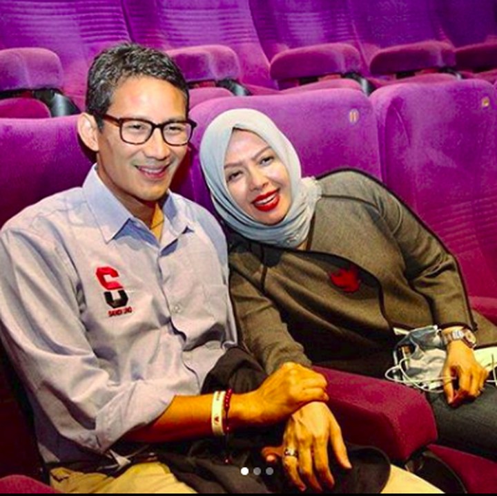 <p>Menikah sejak 1996, kini sudah punya tiga anak, masih mesra seperti pacaran. So sweet! (Foto: Instagram/nurasiauno)</p>