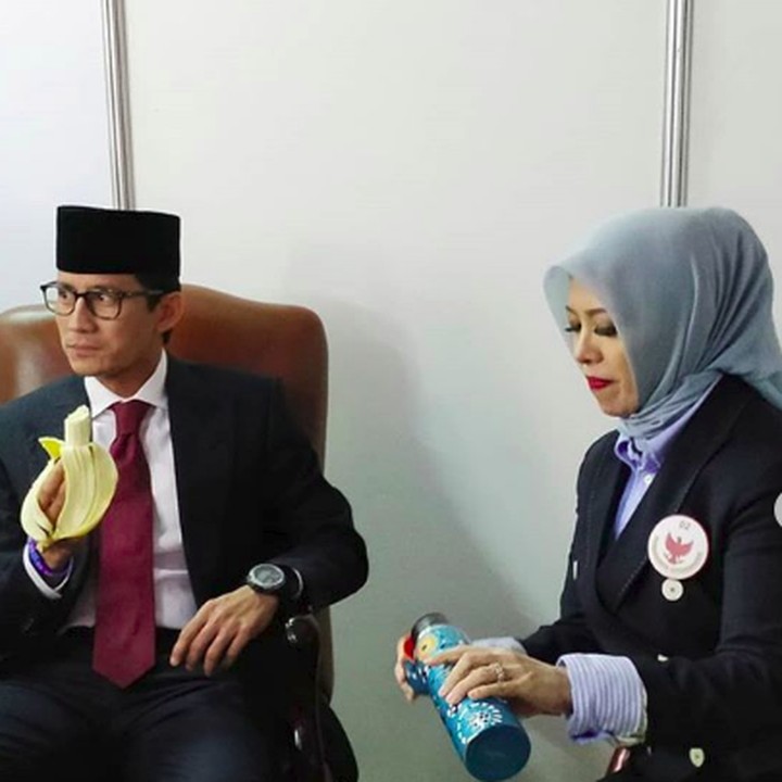 <p>Sibuk kampanye, bukan berarti <a href="https://news.detik.com/berita/4389431/momen-sandiaga-uno-sungkem-ke-megawati-sebelum-debat-capres" target="_blank">Sandiaga Uno</a> jauh dengan sang istri, Nur Asia. Malah, istrinya kerap mendampingi di manapun berada lho. Seperti semalam saat debat capres, Nur Asia melayani sang suami saat acara sudah selesai. (Foto: Instagram/nurasiauno)</p>