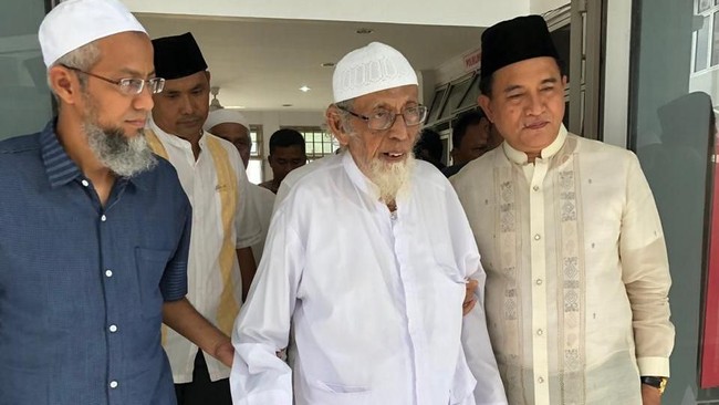 Kaki terpidana kasus terorisme Abu Bakar Baasyir bengkak sejak lama. Pemeriksaan di RSCM untuk mengetahui organ dalam yang menjadi pemicu pembengkakkan.