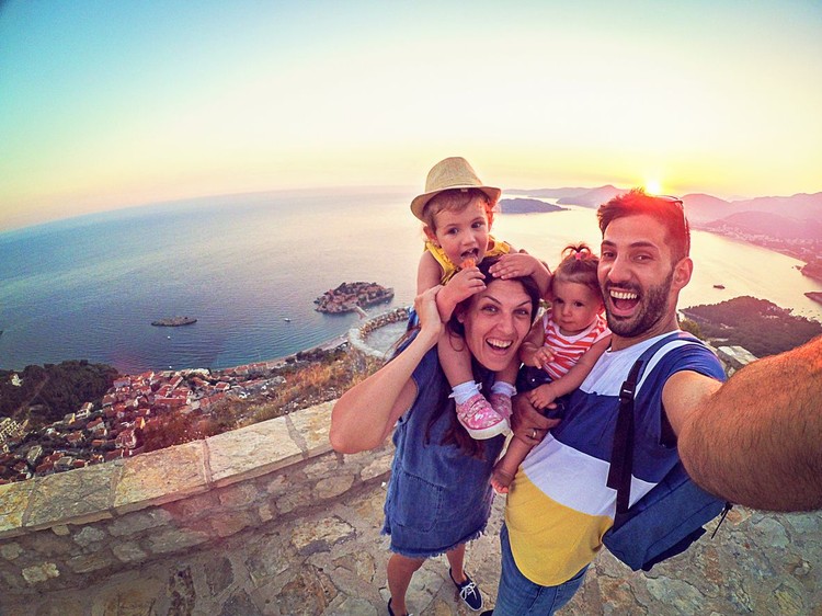 ilustrasi traveling Mother and kids tourists sightseeing beautiful Italian town of Campiglia Marittima. Sunny summer day. Italy, Tuscany.