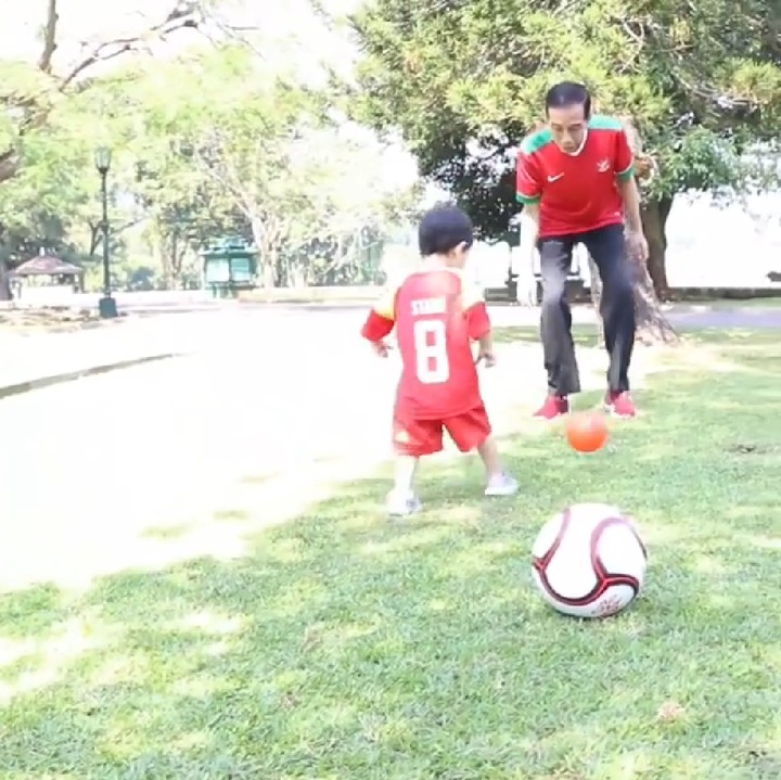 <p>Habis latihan tinju, sekarang giliran main sepakbola. Ayo Jan Ethes, tendang yang kuat bolanya biar gol! (Foto: Instagram @jokowi)</p>
