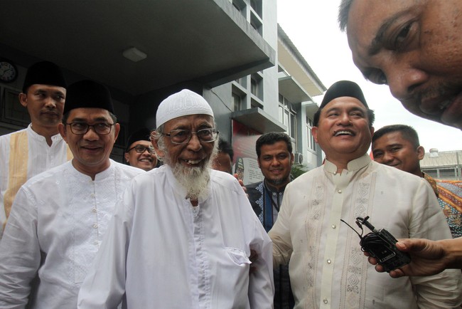 Peran Yusril yang aktif dalam upaya pembebasan Ba'asyir dipertanyakan. Yusril dinilai telah melampaui kewenangan Menteri Hukum dan HAM.