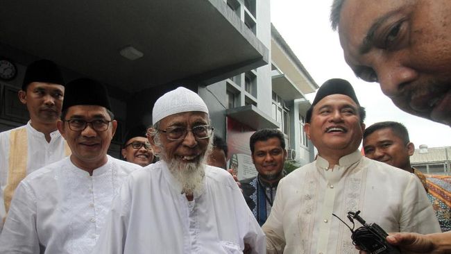 Mahfud MD: Prosedur Pembebasan Ba'asyir Keliru Mahfud MD juga menyoroti sepak terjang Yusril Ihza Mahendra yang tak dalam kapasitasnya dalam upaya pembebasan Ba'asyir.