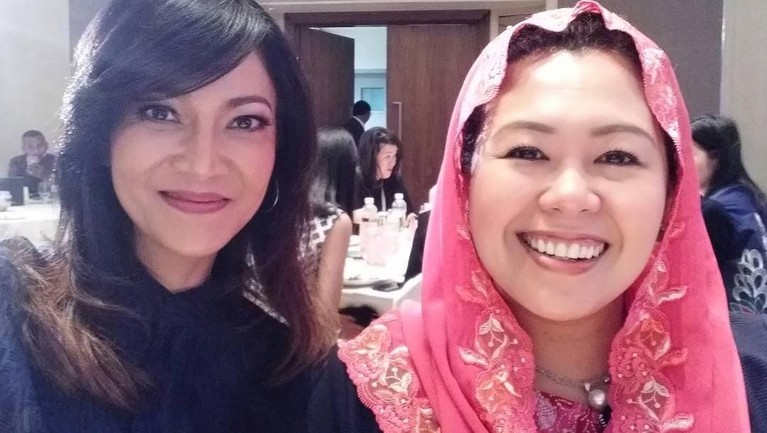 7 Potret Buktikan Ira Koesno Awet Muda di Usia 49 Tahun Sosok Ira Koesno menjadi sorotan dalam Debat Perdana Pilpres 2019. Di usianya yang ke-49 tahun, Ira memang seolah tak kehilangan pesonanya yang makin awet muda.