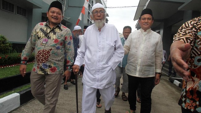 Napi kasus terorisme Abu Bakar Ba'asyir disebut bermasalah pada saraf, didorong oleh faktor usia yang kemudian memicu pembengkakan kaki.