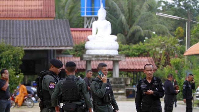 Lembaga pemantau HAM mengategorikan serangan di kuil yang menewaskan dua biksu itu sebagai kejahatan perang karena menyasar rumah ibadah dan warga sipil.