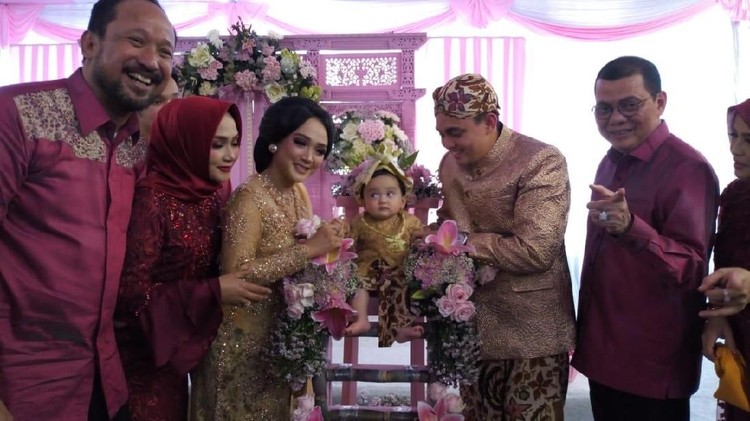 Intip tradisi Tedak Siten Bupati Ponorogo, Ipong Muchlissoni untuk cucu pertamanya.