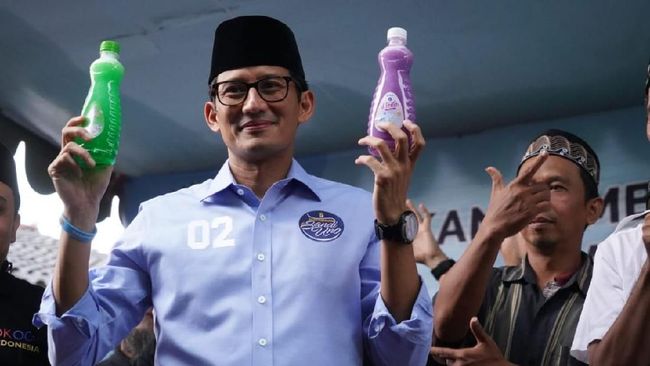 Sandiaga Safari Politik di Bekasi, Karawang, sampai Bandung Setelah dari Madura, calon wakil presiden nomor urut 02 Sandiaga Uno melanjutkan safari politiknya di wilayah Jawa Barat: dari mulai Bekasi hingga Bandung.