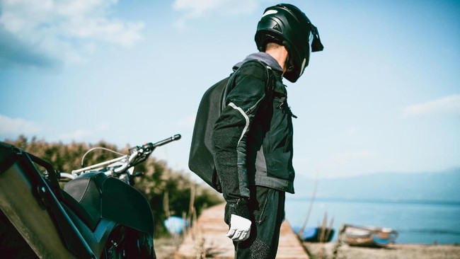 Bukan hanya untuk menjaga penampilan, jaket hujan juga bisa melindungi para pengendara motor dari angin dan guyuran hujan.