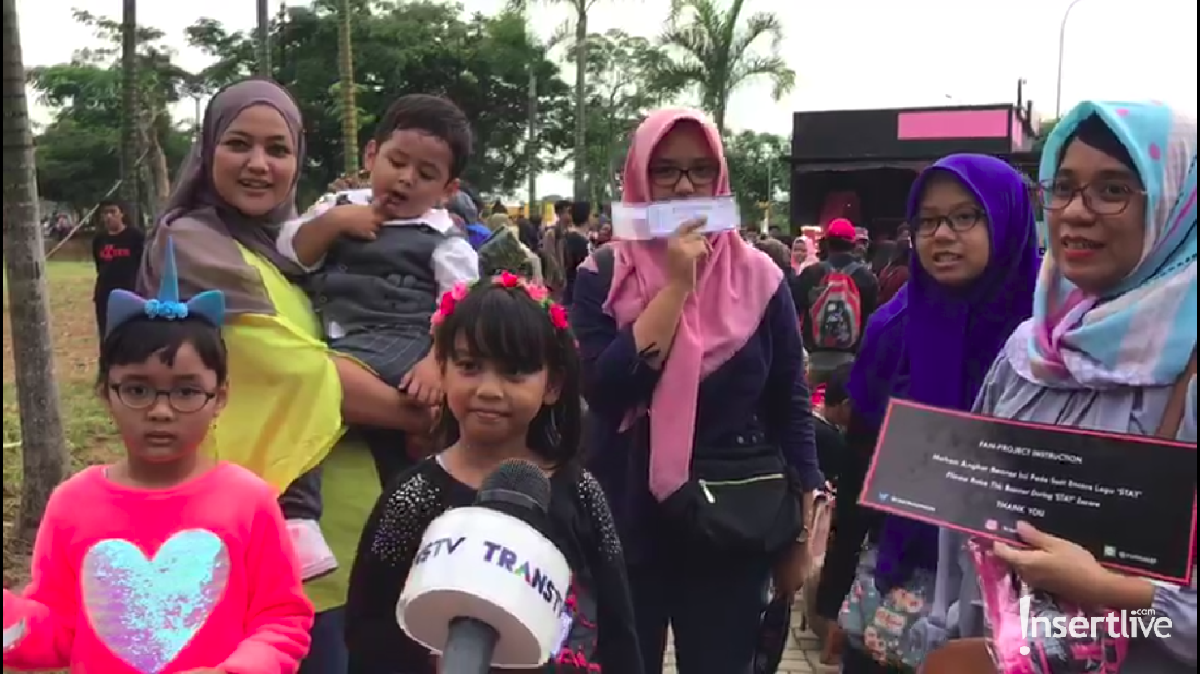 Jelang konser&comma; para Blink sudah mulai memenuhi Indonesia Convention Exhibition&comma; Tangerang&period;