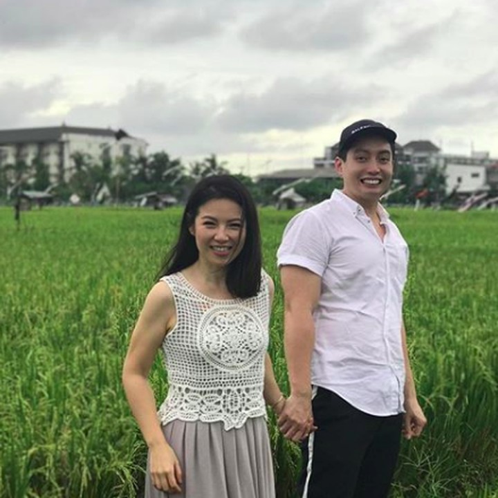 <p>Gemes banget nggak sih pengantin baru ini? He-he-he. (Foto: Instagram/edrictjandra)</p>