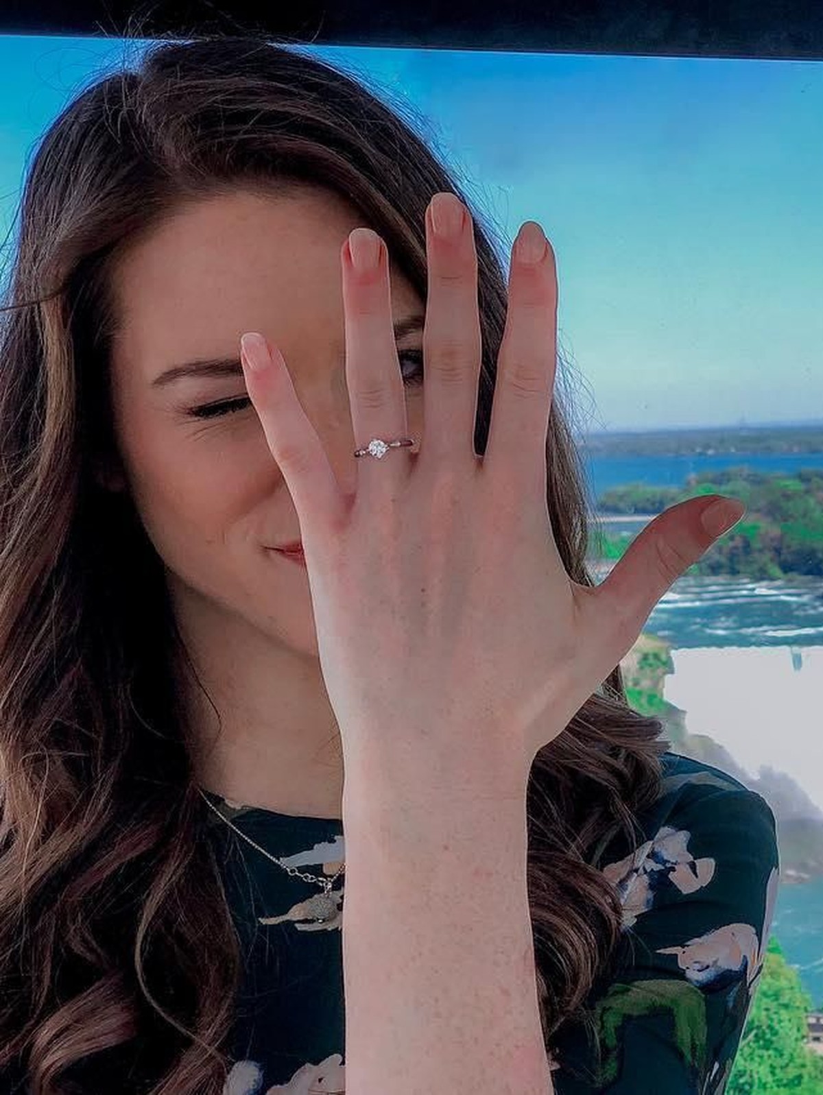 Jalani hubungan singkat&comma; Randy Pangalila dan Chelsea Frank memutuskan untuk menikah&period; Berikut Insertlive sajikan enam potret romantis pasangan beda negara itu&period;