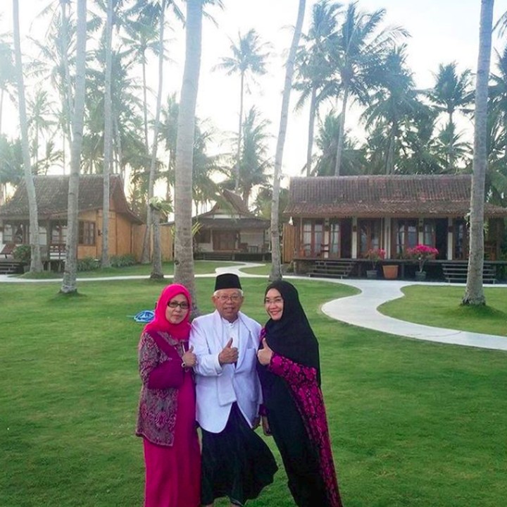 <p><a href="https://news.detik.com/berita/4391047/6-fakta-wury-estu-handayani-istri-maruf-amin" target="_blank">Ma'ruf Amin</a> diapit putri tertuanya, Ny Hj Siti Ma'rifah Ma'ruf Amin, dan sang istri, Wury, saat berada di Solong, Banyuwangi. (Foto: Instagram/khmarufamin)</p>