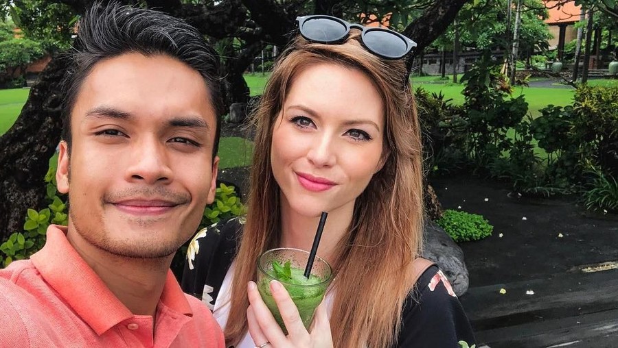 Istri dari Randy Pangalila panik dan sedih karena rumahnya terendam banjir