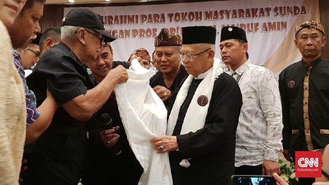 Ketika dikukuhkan sebagai tokoh masyarakat Pasundan, Ma'ruf Amin menyebut rakyat setempat akan malu jika ia dan Jokowi tak menang di Jabar.