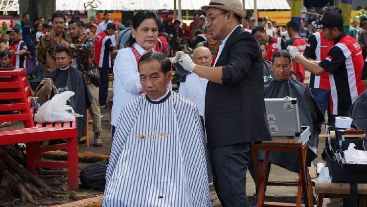 Di tengah blusukannya, Jokowi masih sempat ditemani sang istri lho untuk potong rambut. So sweet!