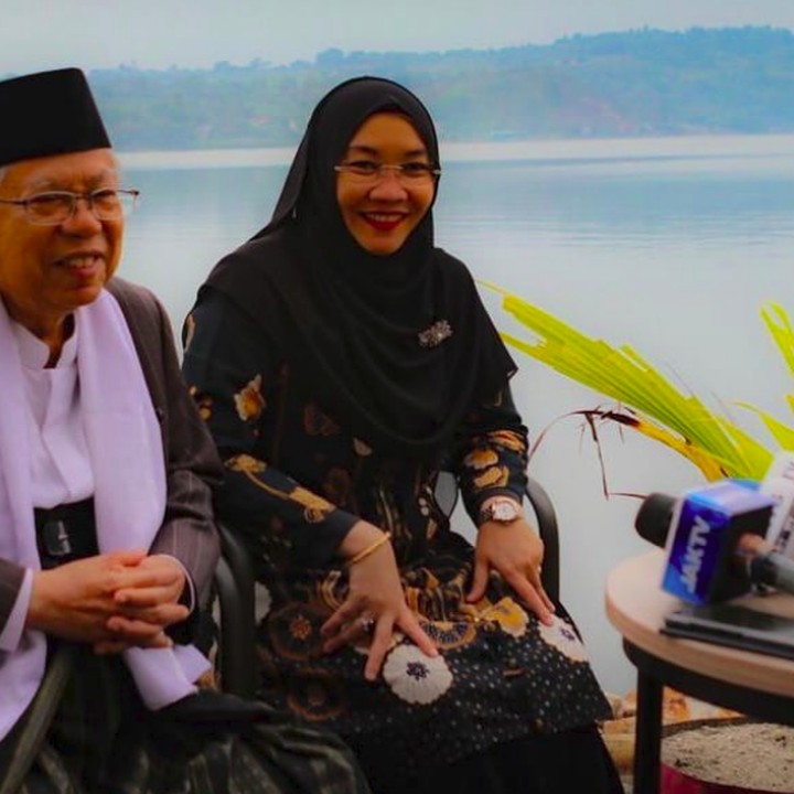 <p>Keduanya menikah setelah menjalani proses taaruf yang cukup singkat. Senyum bahagia terpancar dari pasangan ini. (Foto: Instagram/kh.maruf.amin)</p>