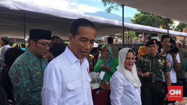 Di Garut, Jokowi Bercerita Pernah Hidup Sulit di Pinggir Kali Jokowi membagi kisah itu saat menghadiri penyaluran Program Keluarga Harapan (PKH) Gedung Serbaguna Mandala, Kabupaten Garut, Jawa Barat, Sabtu (19/1).