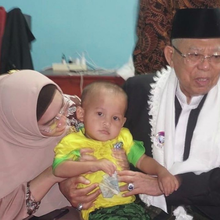 <p>Terlihat sosok yang tenang dan tak banyak bicara, <a href="https://news.detik.com/berita/4390916/kata-sandi-soal-cium-tangan-maruf-amin-dan-pijatan-ke-prabowo" target="_blank">Ma'ruf Amin</a> banyak ditemani oleh sang istri, Wury Estu Handayani, dalam berbagai acara. (Foto: Instagram/kh.maruf.amin)</p>