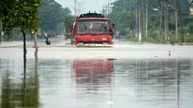 Jumlah korban terdampak banjir yang mengungsi ke stadion Cangkring, Wates diprediksi terus bertambah. Banjir merendam setidaknya 20 desa di Kulon Progo.
