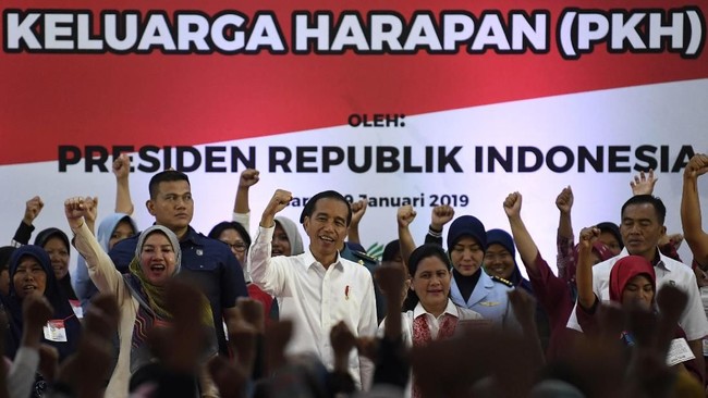 Konsorsium Pembaruan Agraria menilai pemerintah lebih memilih membagikan sertifikasi tanah daripada menyelesaikan konflik agraria terlebih dahulu.