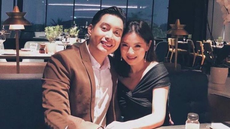 Setiap pasangan yang dikaruniai momongan pasti bahagia, seperti yang sedang dirasakan Edric Tjandra dan istri.
