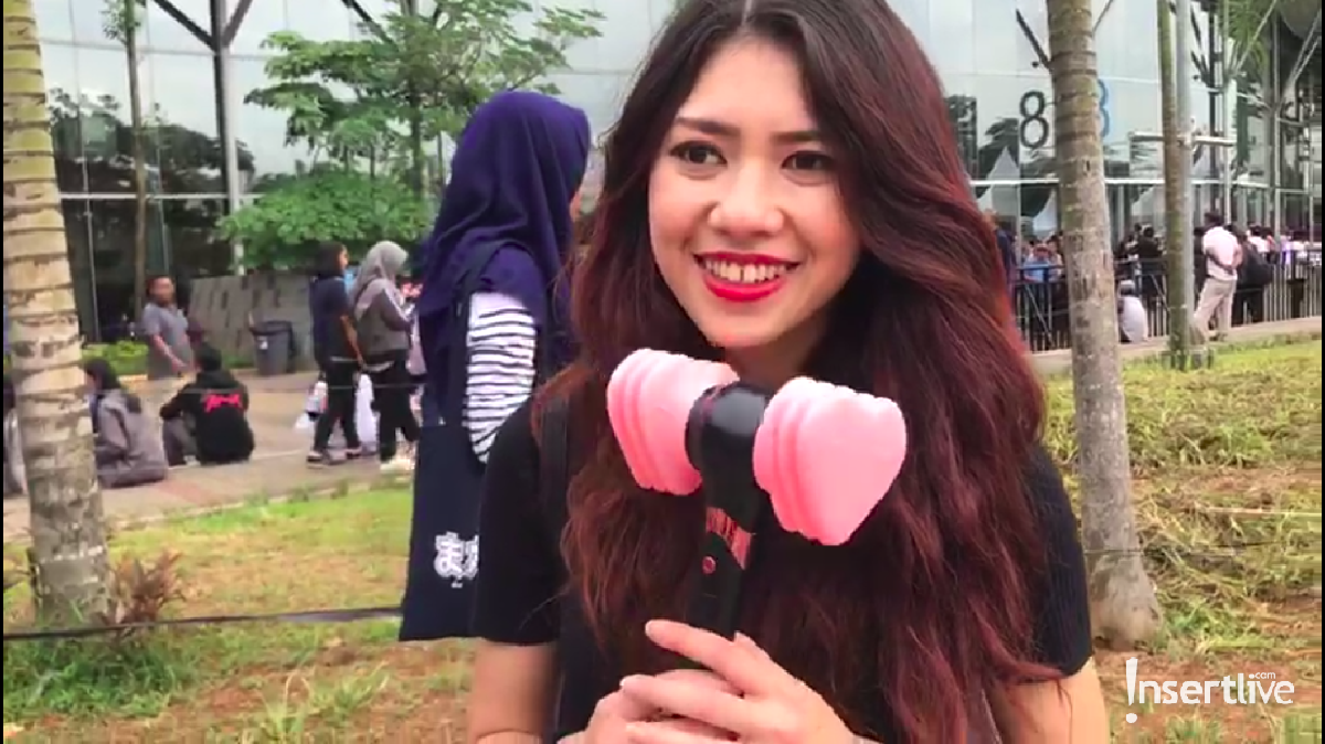 Jelang konser&comma; para Blink sudah mulai memenuhi Indonesia Convention Exhibition&comma; Tangerang&period;