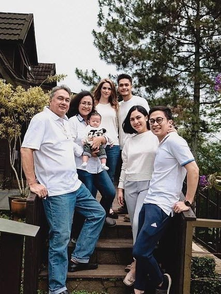 6 Potret Romantis Randy Pangalila & Chelsea Frank Jalani hubungan singkat, Randy Pangalila dan Chelsea Frank memutuskan untuk menikah. Berikut Insertlive sajikan enam potret romantis pasangan beda negara itu.