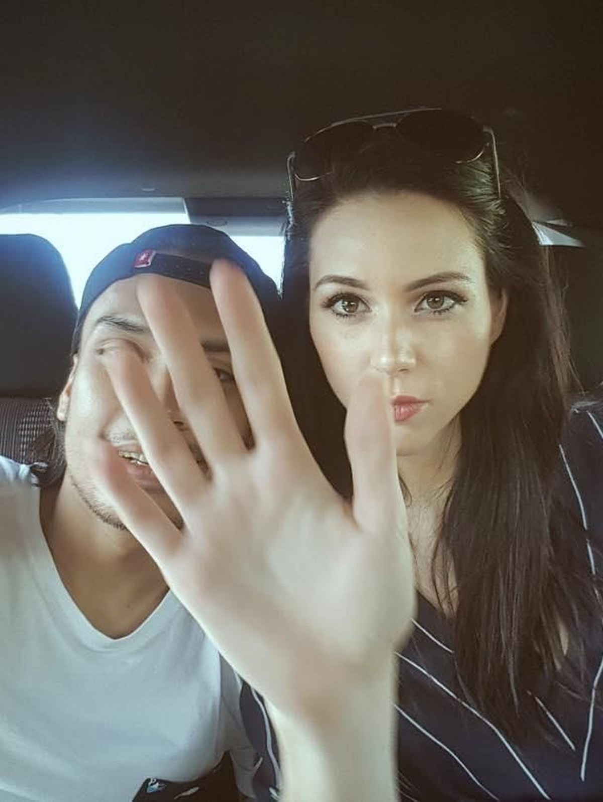 Jalani hubungan singkat&comma; Randy Pangalila dan Chelsea Frank memutuskan untuk menikah&period; Berikut Insertlive sajikan enam potret romantis pasangan beda negara itu&period;