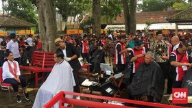 Usai Debat Pilpres 2019, Jokowi Cukur Rambut di Garut