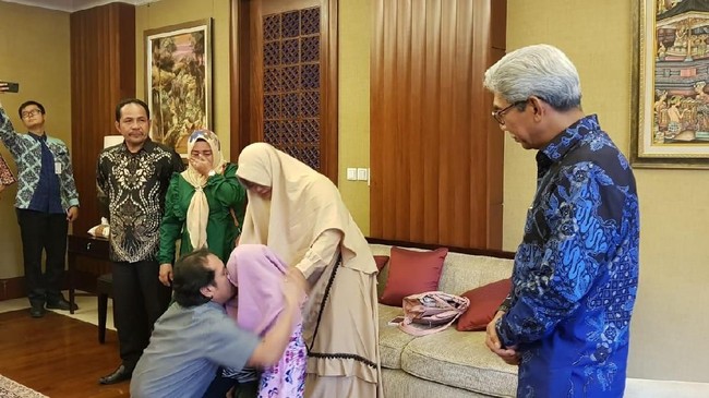Setelah empat bulan disandera Abu Sayyaf di selatan Filipina, seorang WNI, Samsul Saguni, kembali ke keluarganya pada Jumat (18/1), tiga hari usai bebas.
