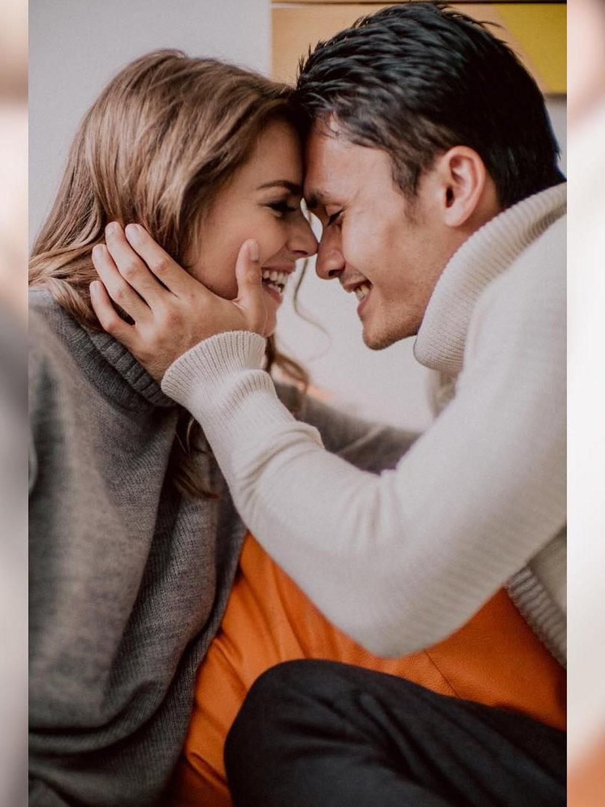 Jalani hubungan singkat&comma; Randy Pangalila dan Chelsea Frank memutuskan untuk menikah&period; Berikut Insertlive sajikan enam potret romantis pasangan beda negara itu&period;