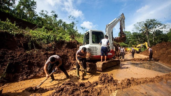 Longsor tebing di jalan penghubung Subang-Bandung telah dibersihkan, kini akses kendaraan telah dibuka.