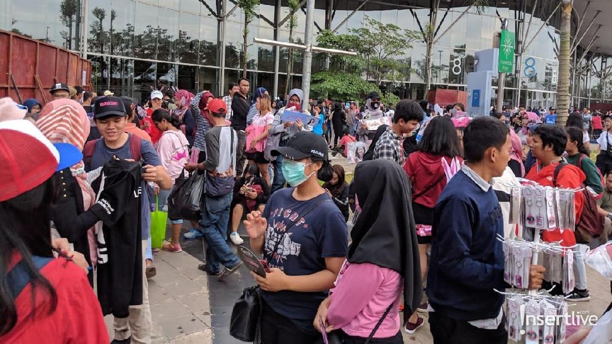 Jelang konser&comma; para Blink sudah mulai memenuhi Indonesia Convention Exhibition&comma; Tangerang&period;