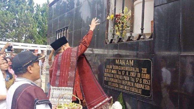 Direktur Komunikasi dan Media BPN yang juga adik Prabowo Subianto menyapa warga Toba Samosir sekaligus berziarah ke makam Pahlawan Nasional dari Sumut.