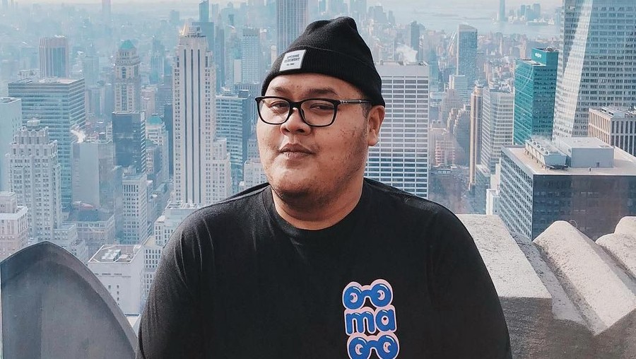 Meslo sibuk dengan rutinitas pekerjaannya, Reza Chandika tidak pernah lupa untuk meminum air putih.