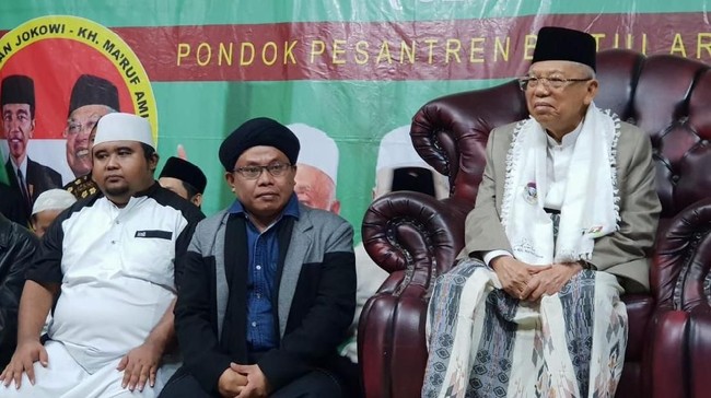 Menteri Komunikasi dan Informatika Rudiantara menceritakan soal upaya memerangi hoaks dengan Ketua nonaktif Majelis Ulama Indonesia (MUI) Ma'ruf Amin.