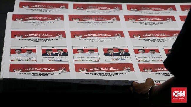 KPU mempertanyakan sikap Bawaslu meminta pemilu di Malaysia dihentikan sementara menyusul temuan surat suara Jokowi sudah dalam keadaan tercoblos.