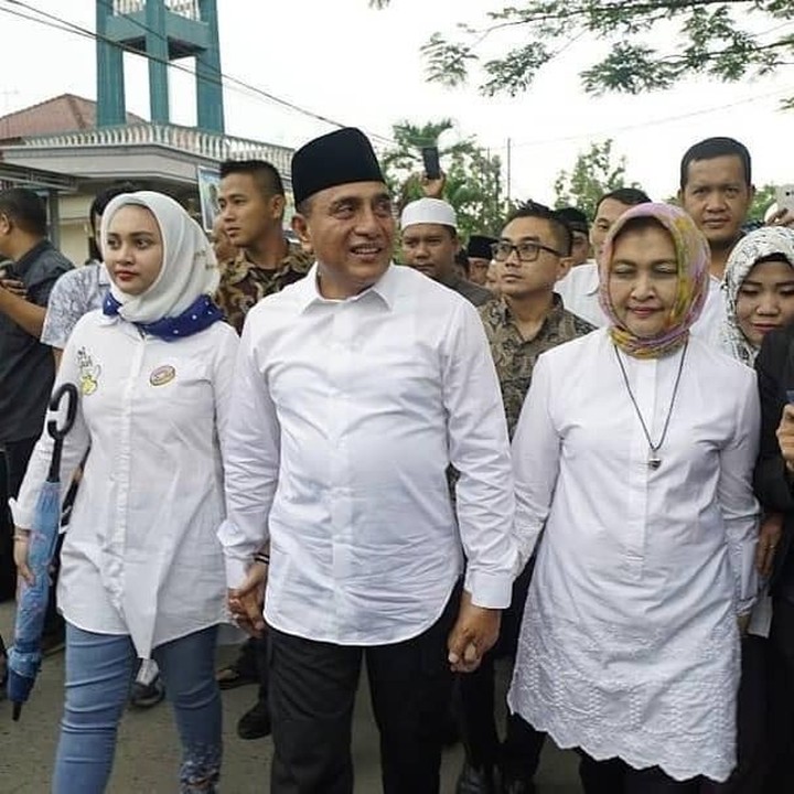<p> Dalam foto ini, Edy menggandeng istri dan anak perempuannya. Diungkapkan Edy jika mereka adalah dua wanita penyemang hidupnya. (Foto: Instagram @edy_rahmayadi)</p>