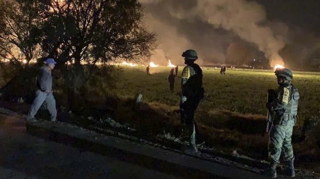 Awalnya ratusan orang 'berpesta' dengan menampung bahan bakar dari pipa yang bocor di Hidalgo, Meksiko, namun ledakan kemudian membuat 73 dari mereka tewas.