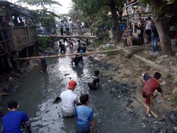 Saat Warga Berburu Uang Jutaan Rupiah di Sungai Tanjungsari Indramayu