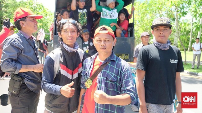 Suporter sepak bola Persid Jember, Yondika Okik Pradana rela naik motor ke Kongres PSSI di Bali untuk mendukung Satgas Anti Mafia Bola Polri.