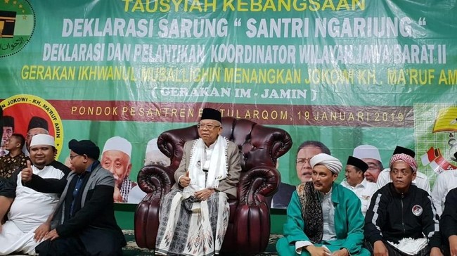 Calon wakil presiden nomor urut 01 Ma'ruf Amin menghadiri deklarasi dukungan dari ribuan santri dalam Santri Ngariung (Sarung) di Pondok Pesantren Jawa Barat.