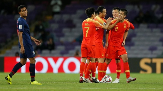 Timnas China memastikan langkah ke perempat final Piala Asia 2019 usai mengalahkan timnas Thailand 2-1 di Stadion Hazza bin Zayed, Minggu (20/1) malam.