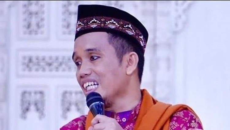 Istri Ustaz Maulana meninggal dunia. Dia nampak mendampingi sang istri saat menghembuskan napas terakhir di rumah sakit.