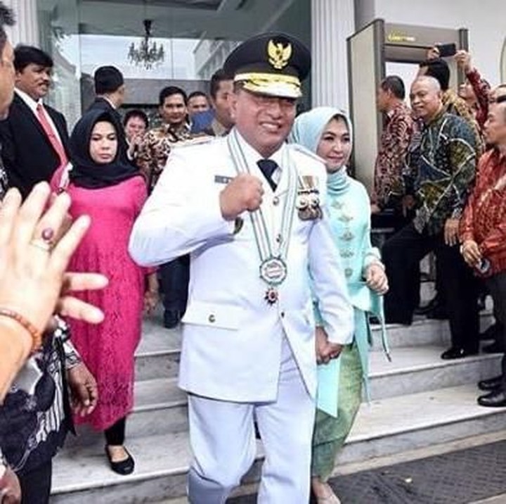 <p>Edy Rahmayadi nampak menggandeng sang istri, Nawal Lubis yang mendampinginya dilantik sebagai Gubernur Sumatera Utara. (Foto: Instagram @edy_rahmayadi)</p>