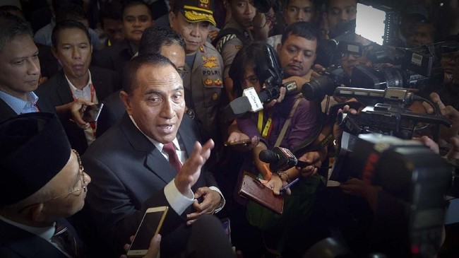 Gubernur Sumut Edy Rahmayadi meminta masyarakat yang mengetahui orang yang diduga terlibat bom medan segera melapor kepada polisi.