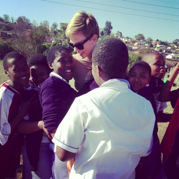 <p>Mungkin tampak di layar lebar, aktris Hollywood Charlize Theron selalu punya peran antagonis. Tapi sebenarnya, dia punya hati yang mulia dan tak jarang menjadi relawan. (Foto: Instagram/charlizeafrica)</p>